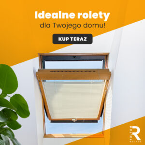 Okienko dachowe z drewnianą ramą, częściowo zasłonięte białą plisowaną roletą. Na górze pomarańczowy baner z napisem 'Idealne rolety dla Twojego domu!' i przyciskiem 'KUP TERAZ'.