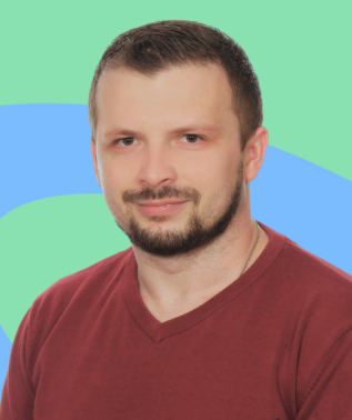 Portret mężczyzny z krótką brodą, ubranego w bordowy sweter, na tle niebiesko-zielonych, abstrakcyjnych kształtów.