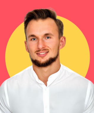 Młody, uśmiechnięty mężczyzna z zarostem, ubrany w białą koszulę, na tle żółtego koła na różowym tle.