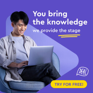 Uśmiechnięty młody mężczyzna pracuje na srebrnym laptopie, siedząc w niebieskim fotelu na fioletowym tle z tekstem: "You bring the knowledge we provide the stage".