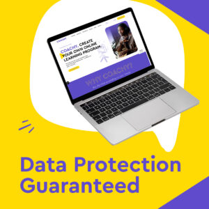 Srebrny laptop z otwartym ekranem wyświetlającym stronę Coachy o tworzeniu programów online, na tle żółto-fioletowej grafiki z tekstem 'Data Protection Guaranteed'.
