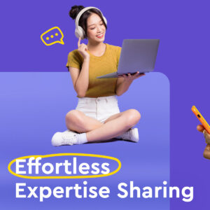 Uśmiechnięta kobieta w słuchawkach trzyma laptopa, siedząc po turecku na fioletowym tle. Obok dymek czatu i tekst 'Effortless Expertise Sharing'.
