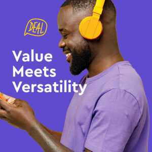 Uśmiechnięty mężczyzna w fioletowej koszulce i żółtych słuchawkach patrzy na telefon. Napis: Value Meets Versatility.
