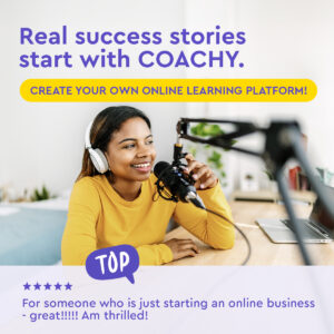 Uśmiechnięta kobieta w słuchawkach nagrywa podcast, używając profesjonalnego mikrofonu. Tekst: "Real success stories start with COACHY."