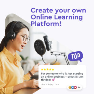 Kobieta w okularach i słuchawkach nagrywa głos do mikrofonu studyjnego. Tekst: Stwórz własną platformę e-learningową!