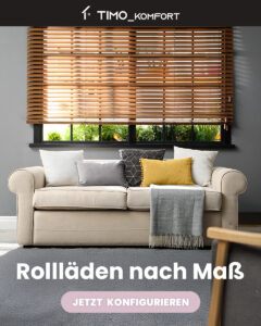 Brązowe drewniane żaluzje poziome na oknie nad beżową kanapą z poduszkami i szarym kocem.