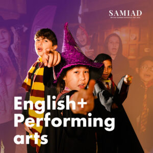 Dzieci w kostiumach czarodziejów, w tym dziewczynka w brokatowej fioletowej czapce, pozują z różdżkami. Napis: English + Performing arts.