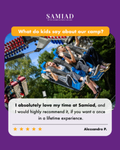 Dwoje nastolatków ekscytuje się na karuzeli w parku rozrywki, w tle zieleń drzew. Cytat: "Uwielbiam mój czas w Samiad..."