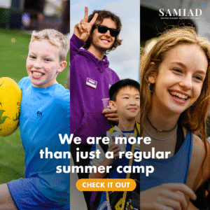Trzy uśmiechnięte dzieci i młody instruktor w fioletowej bluzie na tle letnich zajęć. Logo SAMIAD.
