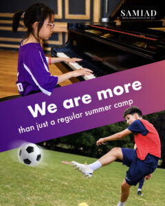 Dziewczynka gra na czarnym fortepianie Yamaha; w tle chłopak kopie piłkę nożną na trawie.