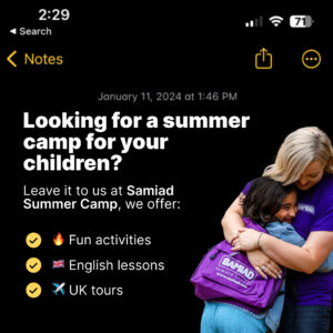 Kobieta w fioletowej koszulce obejmuje uśmiechnięte dziecko z fioletowym plecakiem Samia. Reklama obozu letniego.