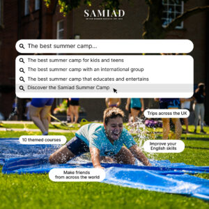 Chłopiec ślizga się z radością po niebieskiej ślizgawce wodnej na trawie, w tle logo SamiaD.