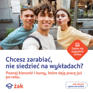 Trzech młodych, uśmiechniętych ludzi robi selfie na tle miejskiej ulicy. Reklama szkoły Żak.