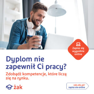 Uśmiechnięty młody mężczyzna w dżinsowej koszuli i słuchawkach pracuje na laptopie, trzymając kubek. Reklama szkoły Żak.