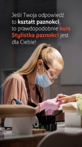 Stylistka paznokci w masce i okularach ochronnych pracuje nad paznokciami klientki. Tekst reklamuje kurs.