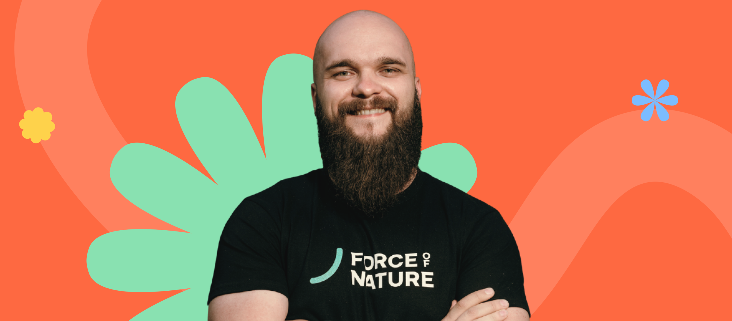 Grafika przedstawia portret Jacka Matuszewskiego na tle kolorowej, ilustracyjnej kompozycji. Postać stoi przodem do obiektywu z założonymi rękami i uśmiecha się. Ma ogoloną głowę oraz długą brodę, a ubrany jest w czarną koszulkę z napisem „Force of Nature”. Tło jest intensywnie pomarańczowe, uzupełnione o organiczne, zielone kształty i drobne dekoracyjne elementy w stylu ilustracyjnym. Całość łączy zdjęcie z graficznym, lekkim stylem, charakterystycznym dla komunikacji wizualnej MTA Digital.