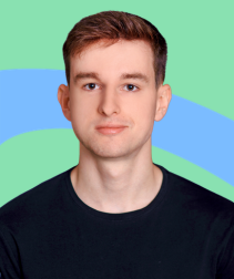 Grafika przedstawia portret młodego mężczyzny z krótkimi włosami, ubranego w ciemny t-shirt, na pastelowym tle z abstrakcyjnymi, falistymi kształtami w odcieniach zieleni i błękitu. Zdjęcie utrzymane jest w prostym, nowoczesnym stylu charakterystycznym dla materiałów brandingowych związanych z marketingiem i e-commerce. Neutralna poza oraz bezpośrednie spojrzenie w obiektyw nadają grafice profesjonalny, ale jednocześnie przystępny charakter. Grafika pełni funkcję wizerunkową i przedstawia Adama Rogonia