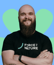 Jacek Matuszewski w czarnej koszulce Force of Nature, ze skrzyżowanymi rękami