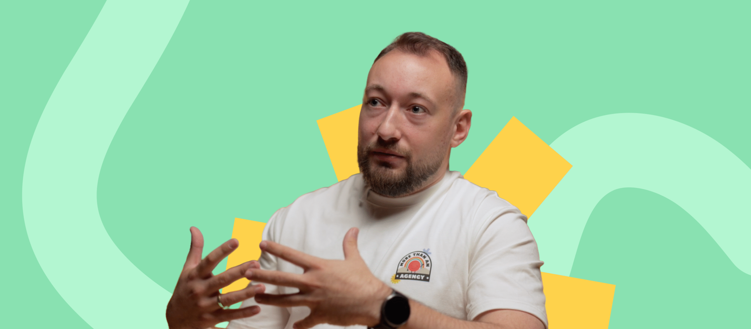 akub Bendlewski, prowadzący podcast, gestykuluje podczas rozmowy na zielono-żółtym tle — okładka odcinka.